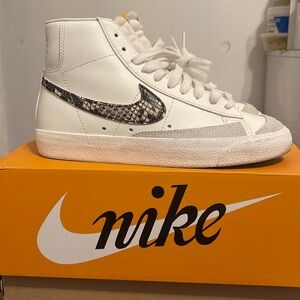 Wmns Nike Blazer Mid ‘77 SE